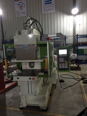 Verticale macchina di stampaggio a iniezione di plastica standard per presa elettrica