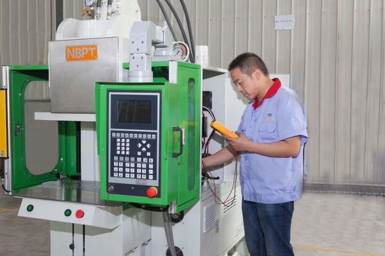 Alta efficienza C Verticale Verticale Plastic Injection Molding Machine