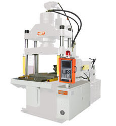 Macchine per stampaggio a iniezione verticale per bordi di automobili