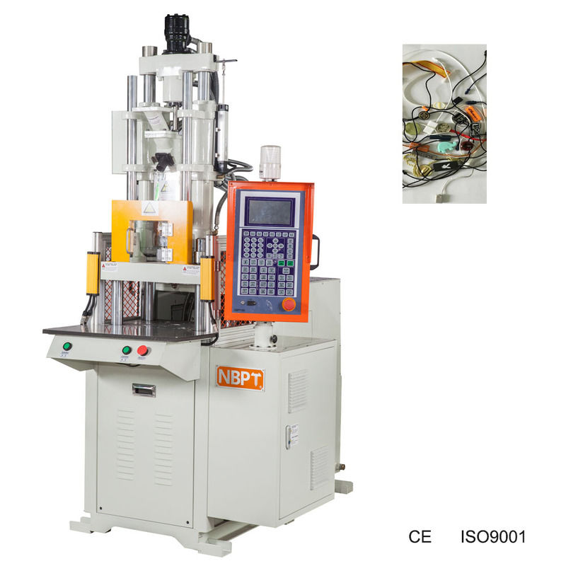 Verticale attrezzatura per stampaggio a iniezione a tagle a appendiabiti completamente automatica con serratura in plastica